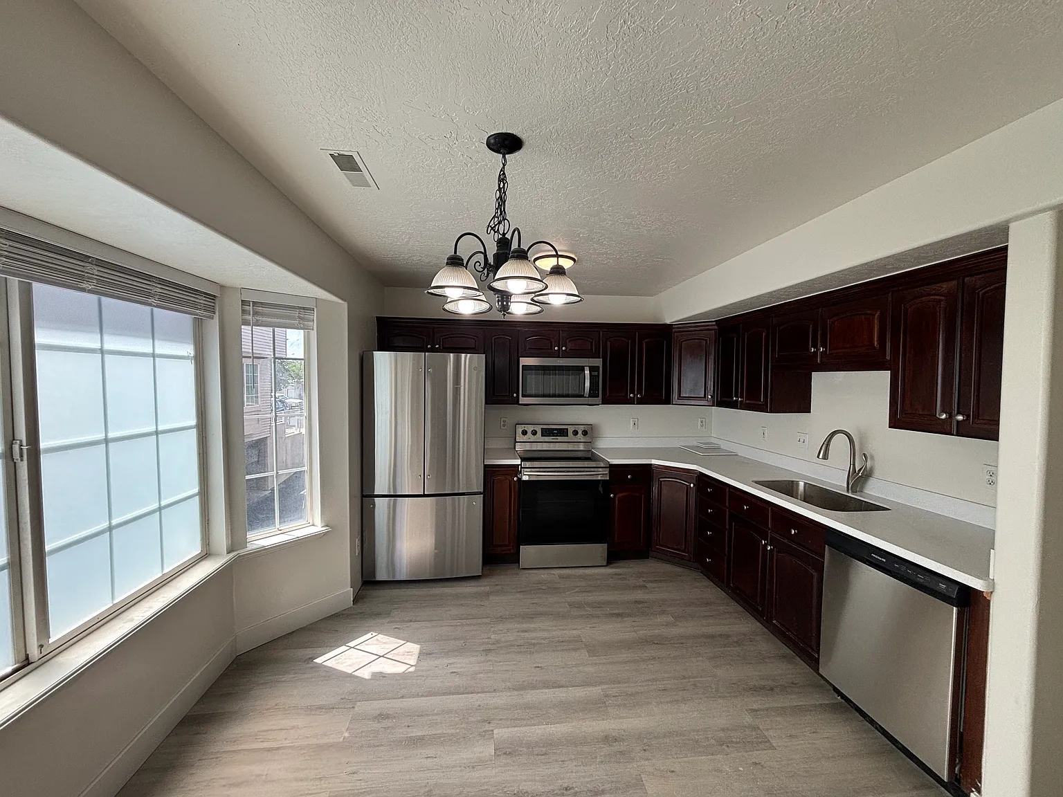 4 bed, 2.5 bath, 1561 sqft, $1,950 — Photo 3