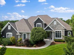 360 Hollyhock Ln, Hartland, WI 53029