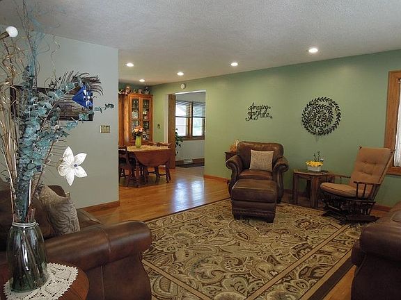 4th image of 1630 S Woodside Dr