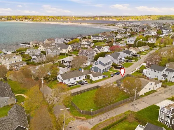2 Stimpson St, Middletown, RI 02842