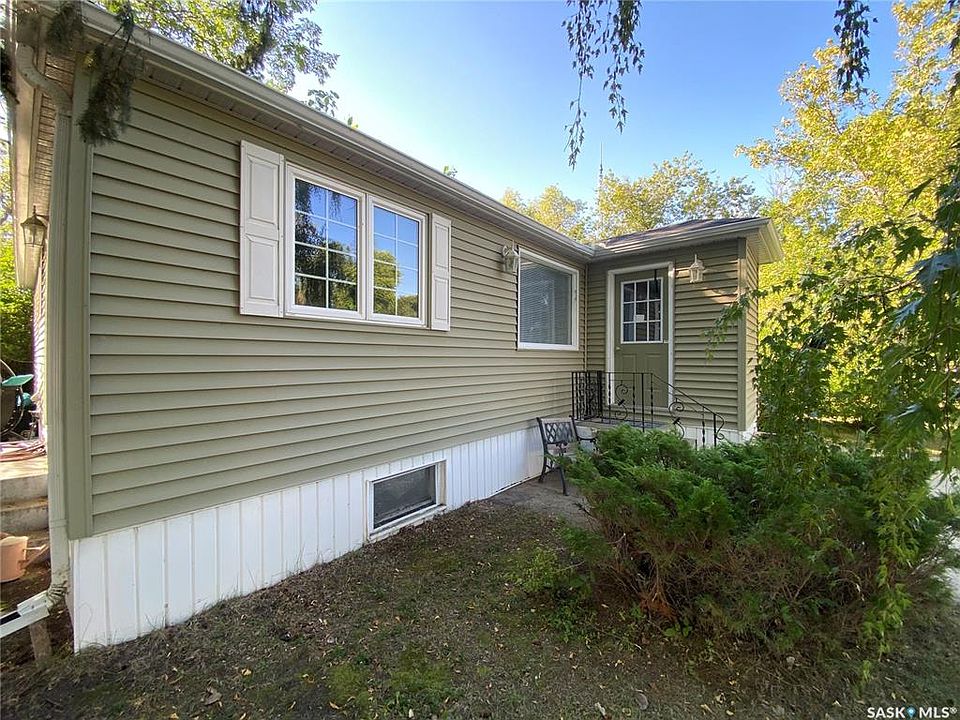 1st image of 204 4th STREET E