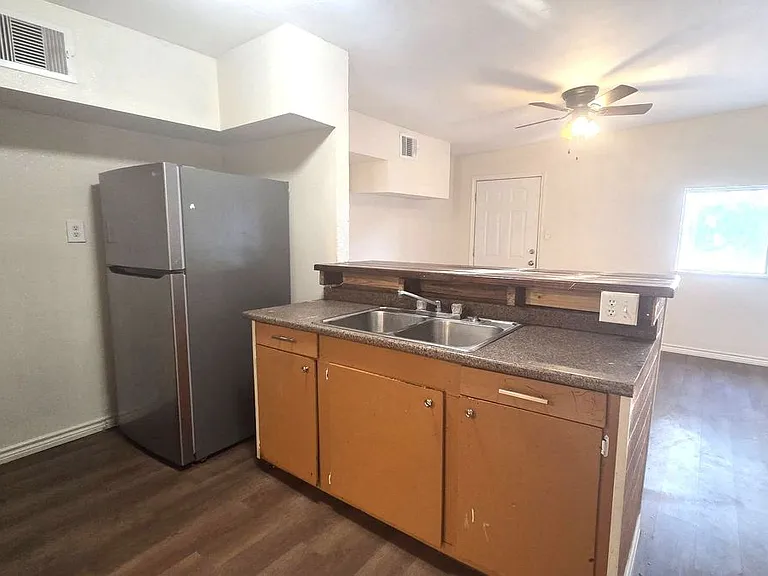 802 N 7th St — Photo 5