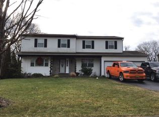 26 Samuels Ln, Selden, NY 11784