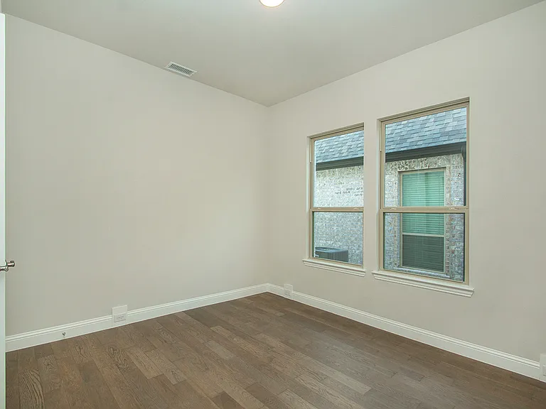 2223 Clairmount Dr — Photo 6