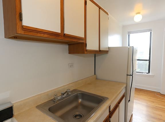 3rd image of 3345 N Marshfield Ave APT 104