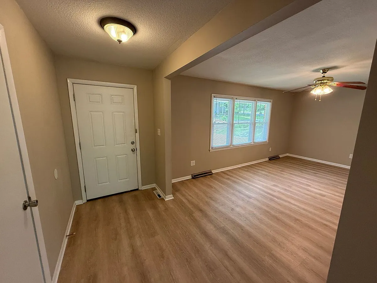 Building Photo - 3006 Lynnwood Dr
