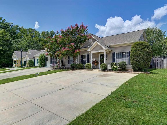 2nd image of 140 Huntington Cir