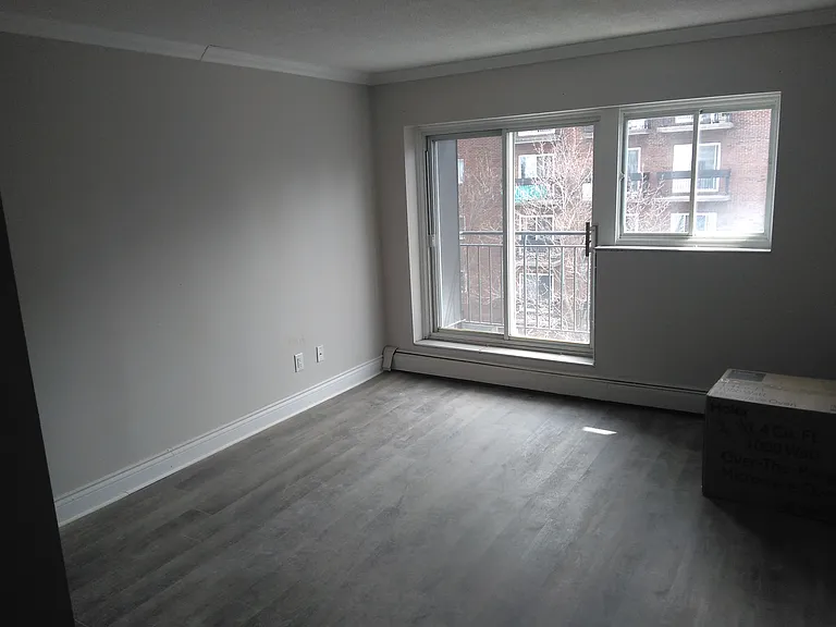 215 Clarence St — Photo 31
