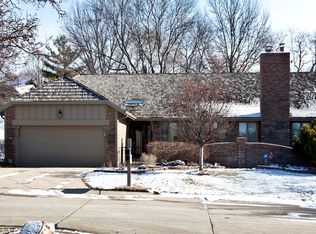 10090 Fieldcrest Dr, Omaha, NE 68114