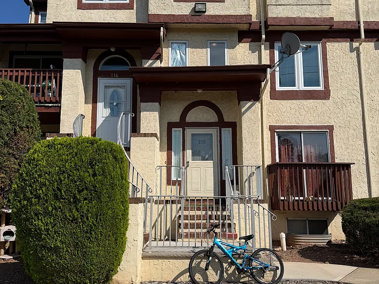215 Michaels Ct #215 — Photo 1