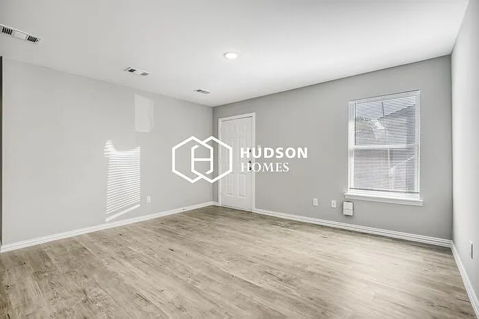 3 bed, 2.0 bath, 872 sqft, $1,149 — Photo 3