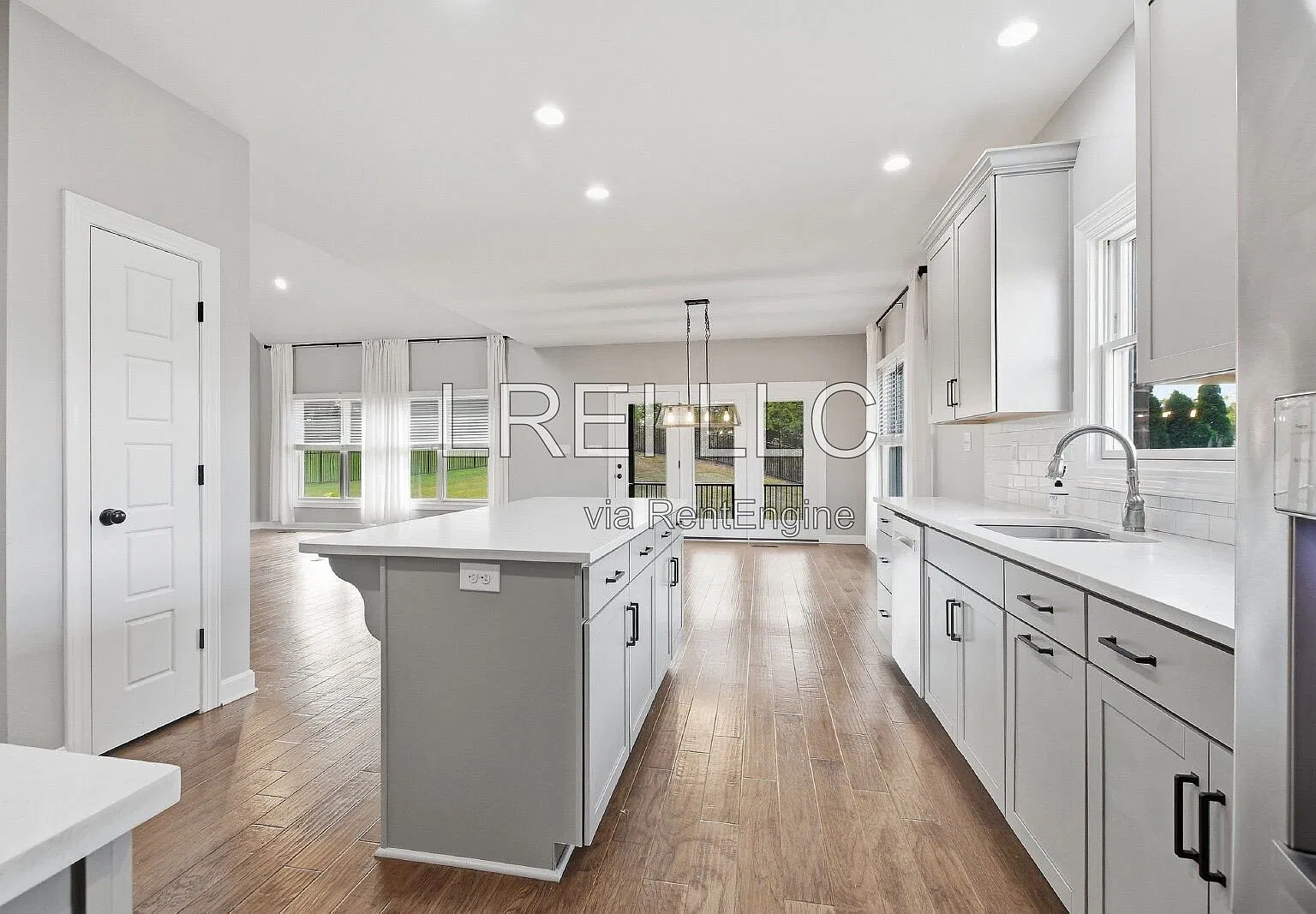 5 bed, 3.5 bath, 4050 sqft, $3,800 — Photo 3