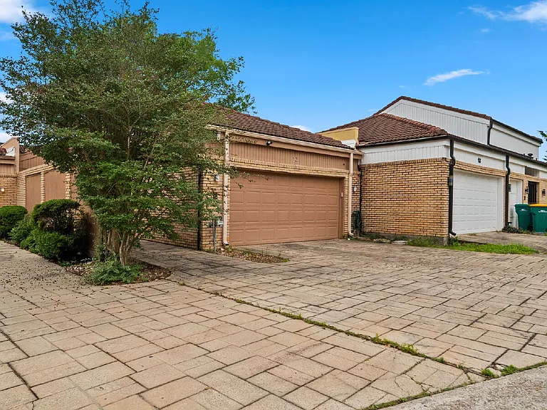 12 Hallmark Dr — Photo 3