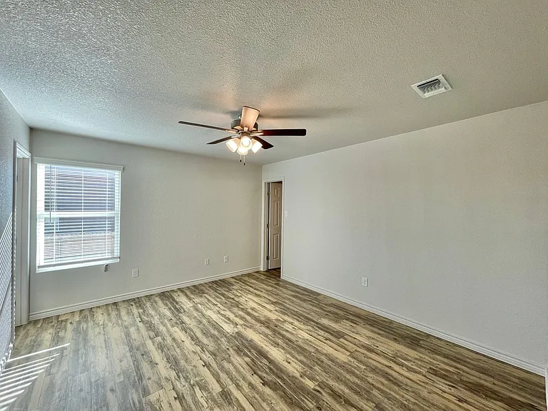 1821 Castroville Trl — Photo 20