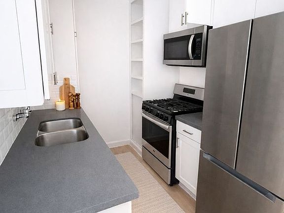 3rd image of 313 N Genesee Ave APT 1