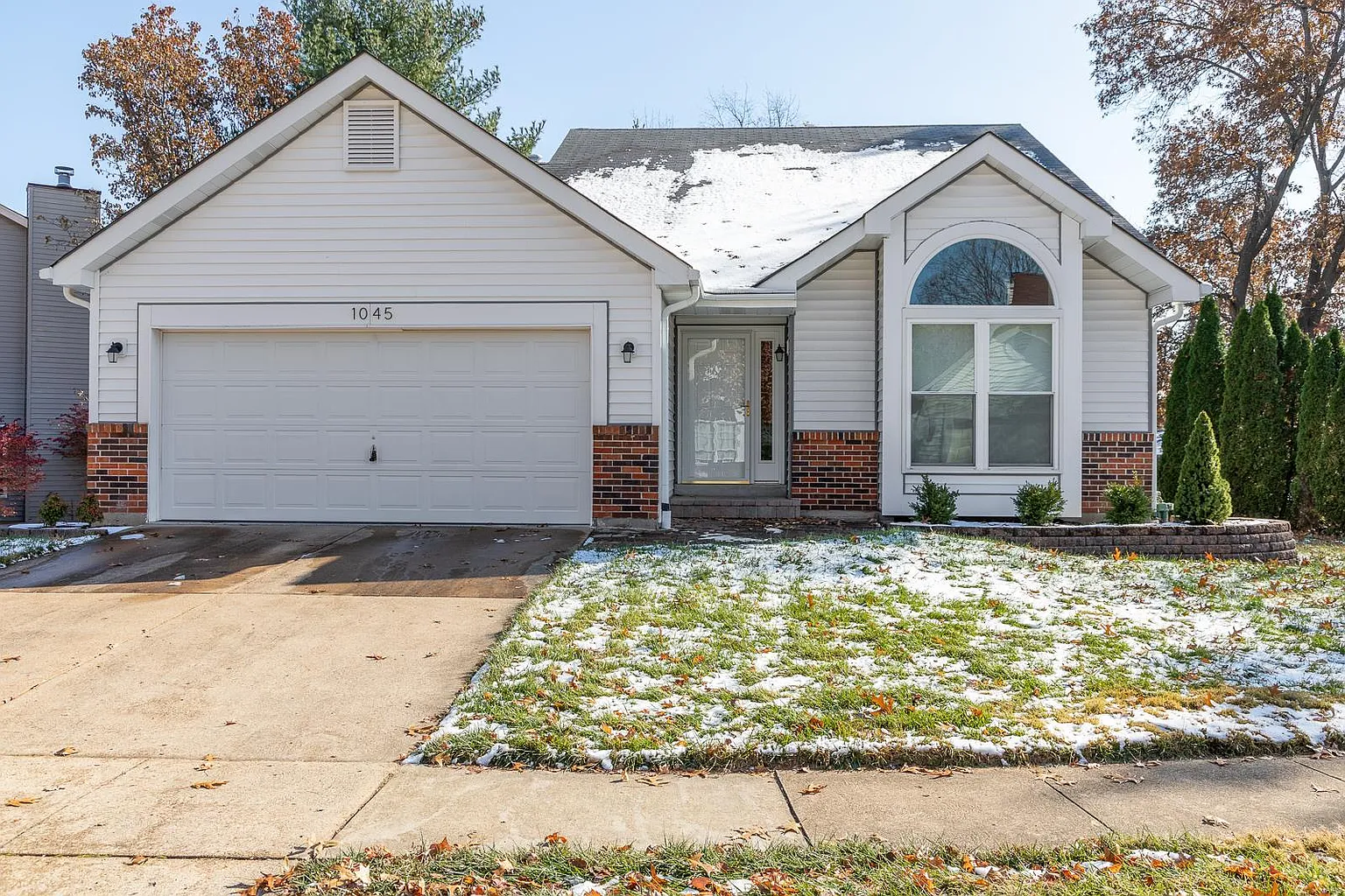 1045 Oak Glen Cir photo 1