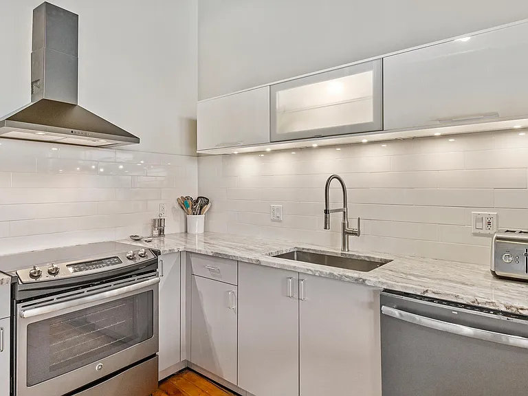 1410 Gratiot Ave — Photo 8