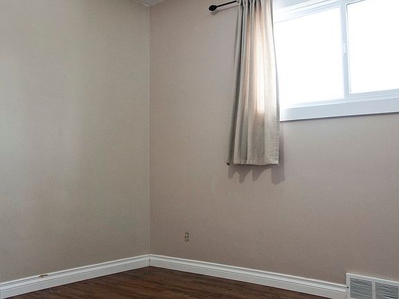 5th image of 4930 53rd Ave