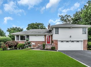 6 Lilac Dr, Syosset, NY 11791