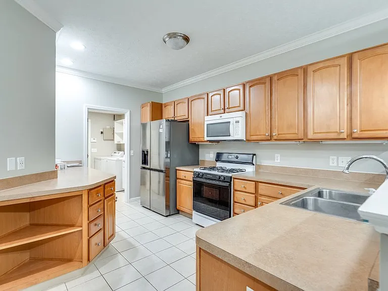 2708 Wyndgate Ct — Photo 2