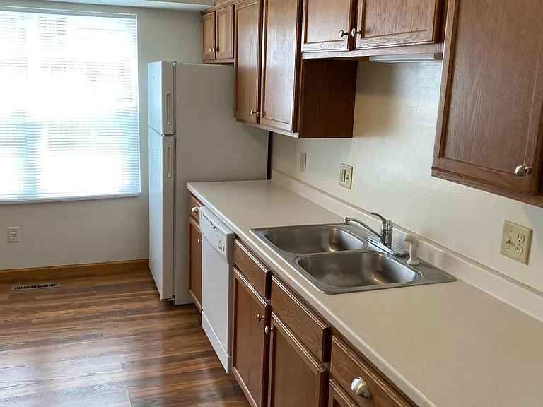 1302 W Washington Ave — Photo 5