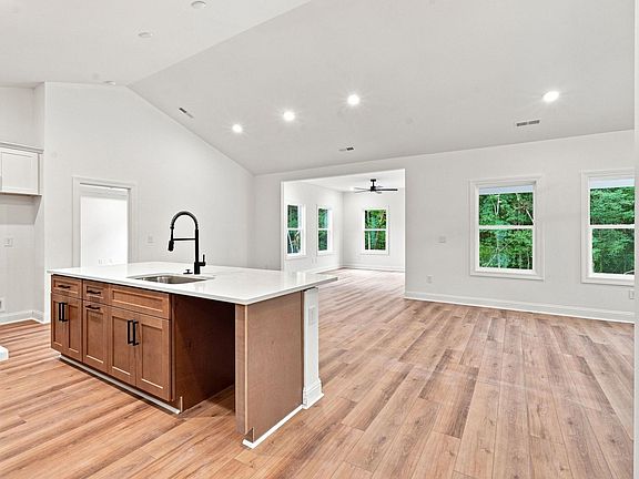 5th image of 2033 Meadowood Ln.