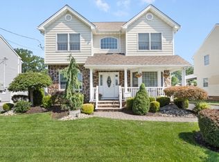 11 Oleander Way, Clark, NJ 07066