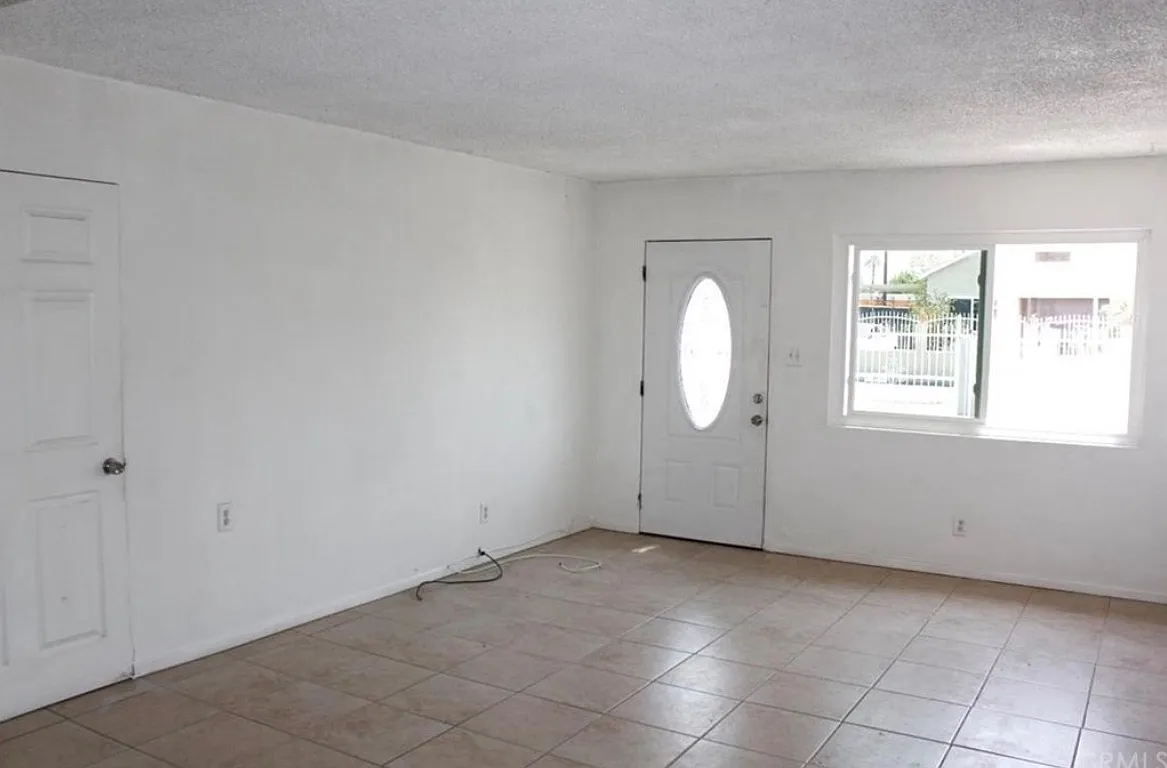 2 bed, 819 sqft, $2,816 — Photo 2