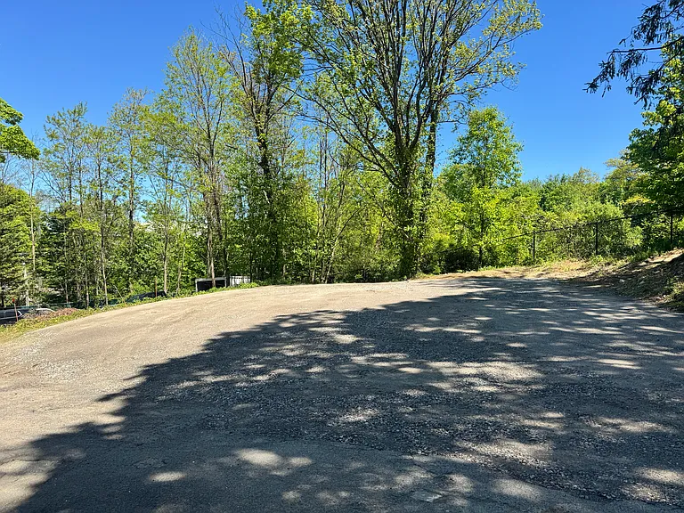 560 Taxter Rd — Photo 32