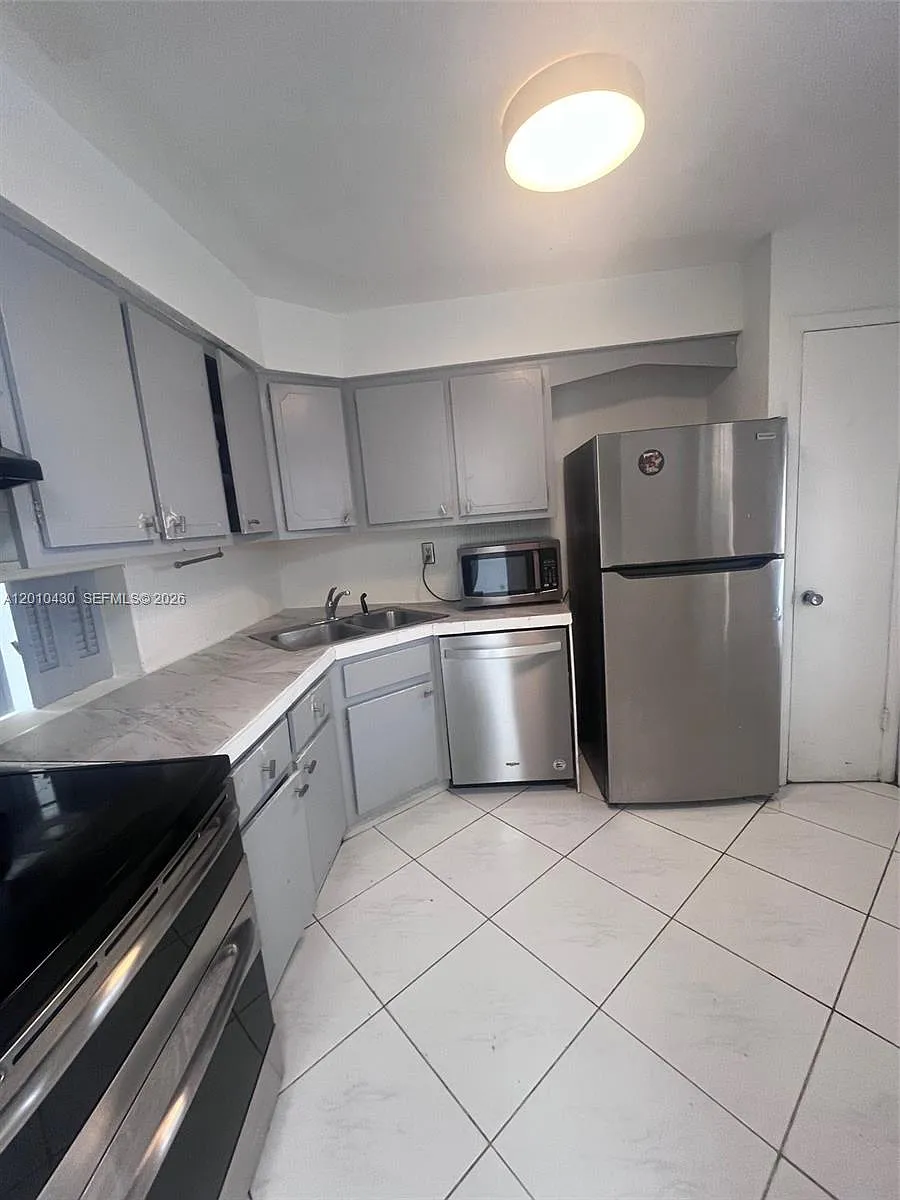 Building Photo - 1540 NE 191st St #321