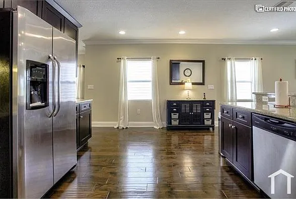 4 bed, 2512 sqft, $4,500 — Photo 4