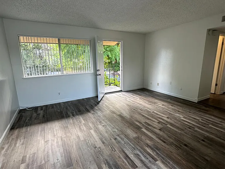 1069 Cherry Ln #D — Photo 4