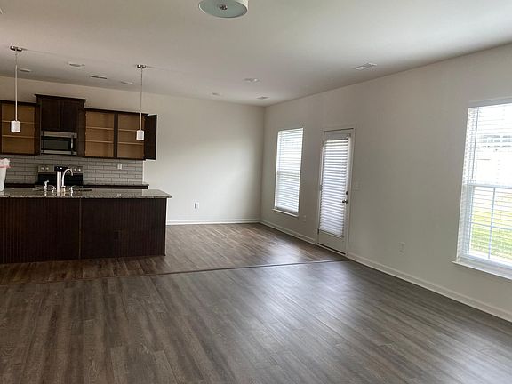 3rd image of 912 Thomas Park