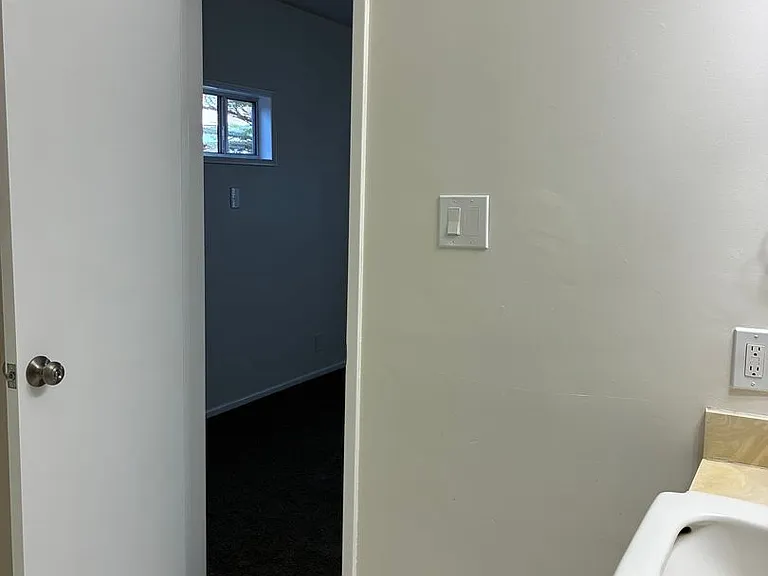 53 Suffolk Ave — Photo 8