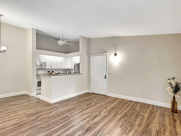 1109 Duncan Cir #201 — Photo 4