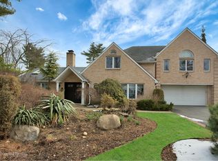 15 Sherwood Ln, Roslyn Heights, NY 11577