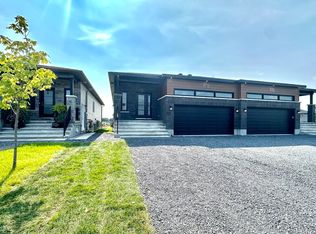 904 Chablis Cres #A, Russell, ON K0A 1W0