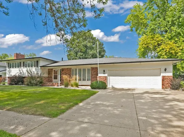 2417 W Country Club Dr S, Fargo, ND 58103