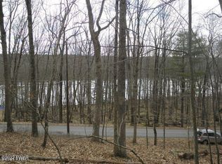 806 Tinkwig Dr, Hawley, PA 18428