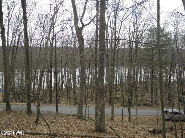 806 Tinkwig Dr, Hawley, PA 18428
