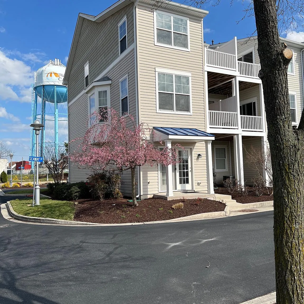 3 bed, 4.0 bath, 1890 sqft, $2,700 — Photo 1