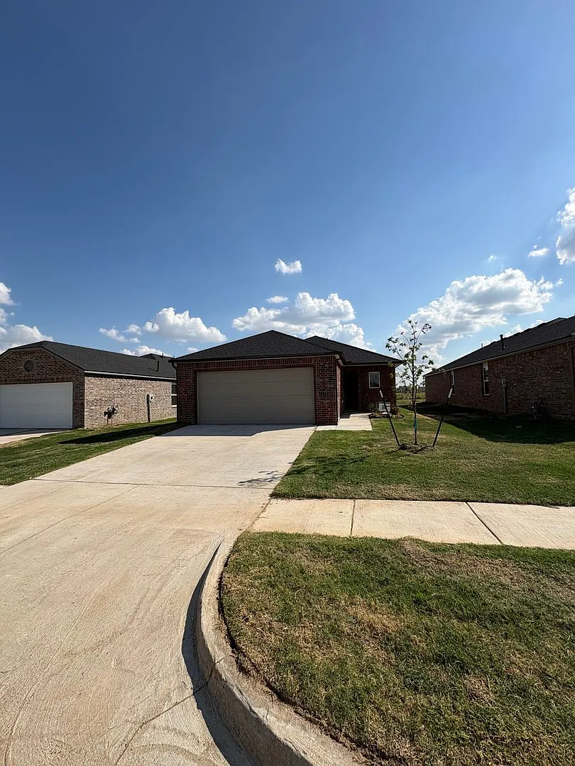 Modern New Construction 4 Bedroom, 2 Bathroom Home in Yukon with Open Living Spaces — Photo 3