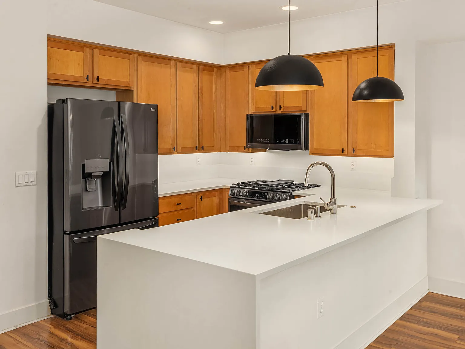 2 bed, 2.5 bath, 1340 sqft, $3,600 — Photo 3