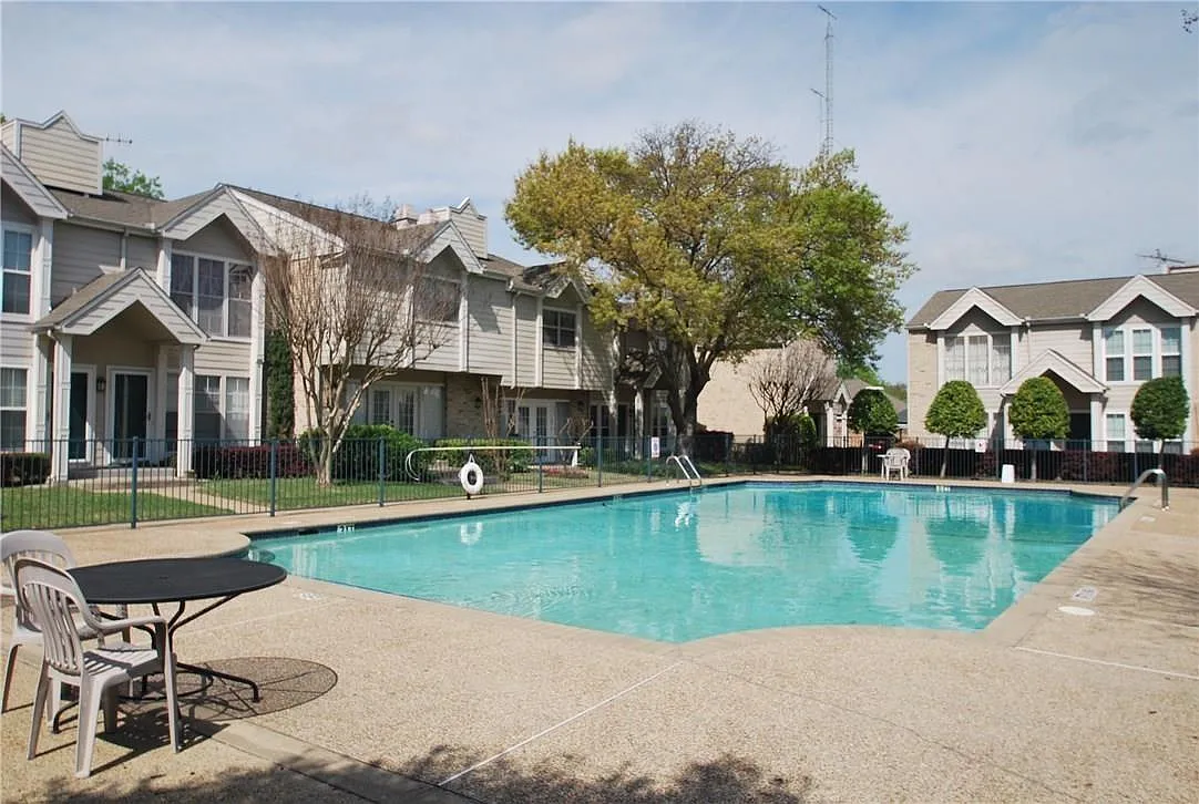 2 bed, 1017 sqft, $1,650 — Photo 2
