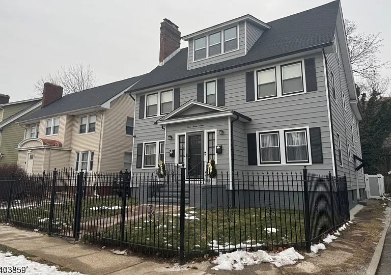 327 N Maple Ave — Photo 1