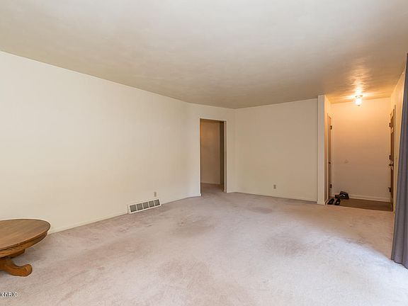 4th image of 704 Westbury Ln