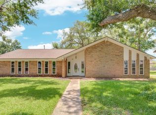 55 Flag Ct, Lake Jackson, TX 77566