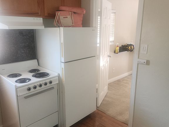 Kitchen 24" stove/oven