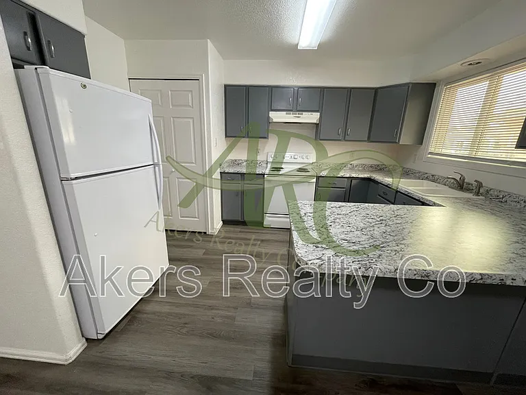 2722 Poplar St #B — Photo 3