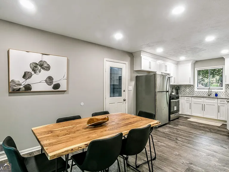 85 Wilhelmina Dr — Photo 17